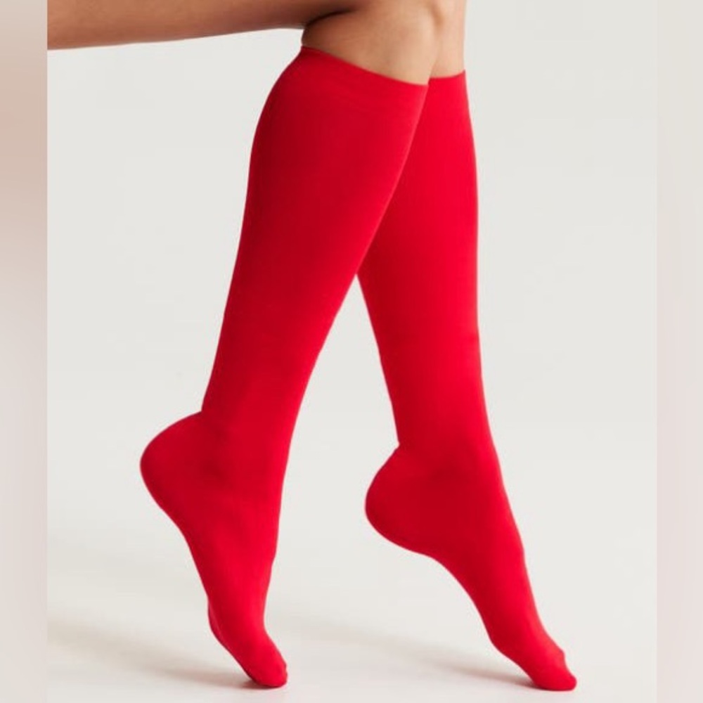 NORDSTROM WOMENS  KNEE HIGH SOCKS RED OS NWT